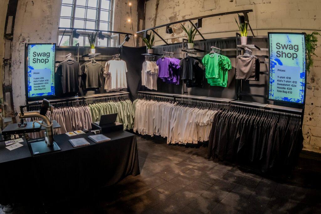 Üritusel kasutuses POP-up lahendus riide toodeted ripuvad