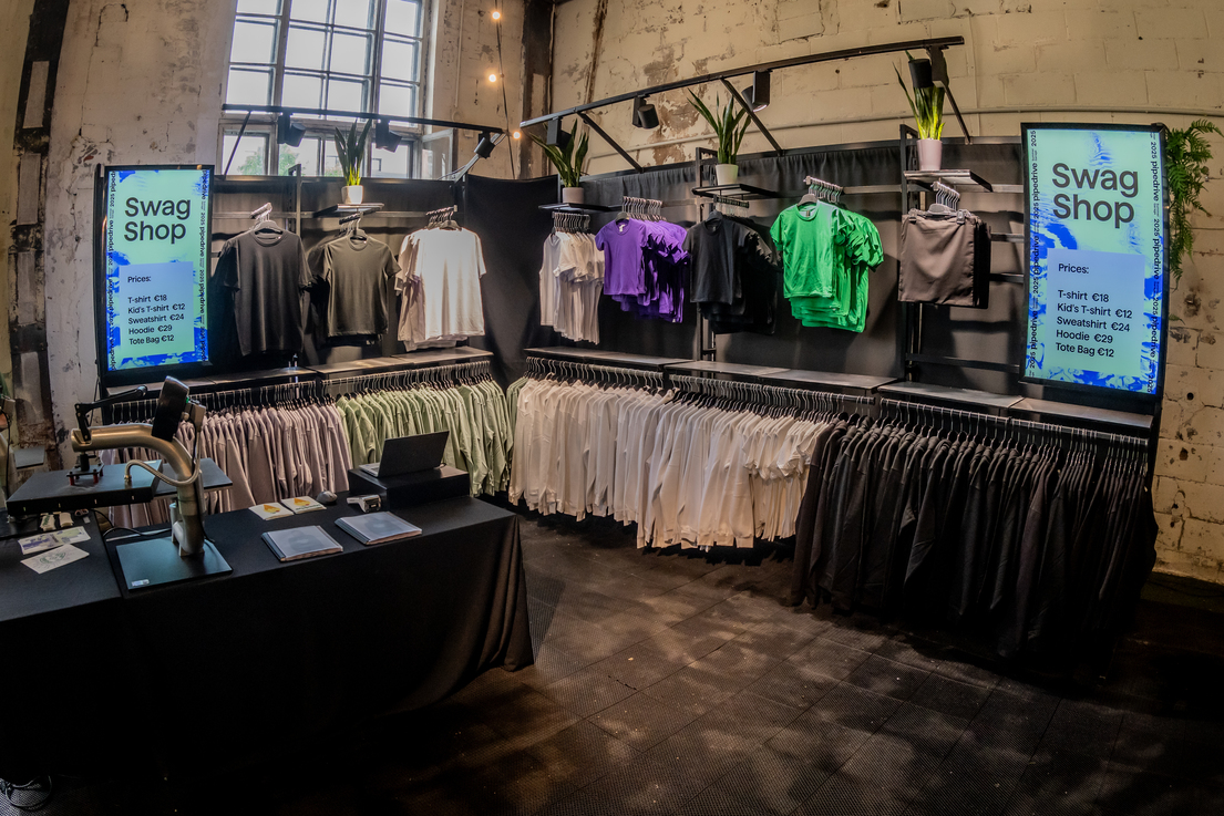FIFAA Swag Shop pop-up pood riidetega ja hinnaekraanidega industriaalses ruumis